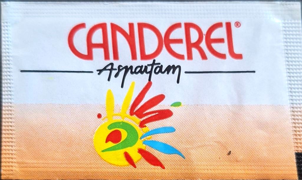 Sachets d'édulcorant de la marque d'édulcorant CANDEREL de France.