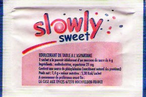 Sachets d'édulcorant de la marque d'édulcorant SLOWLY de France.