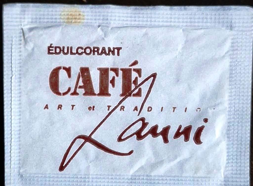 Sachets d'édulcorant de la marque de café LANNI de France.