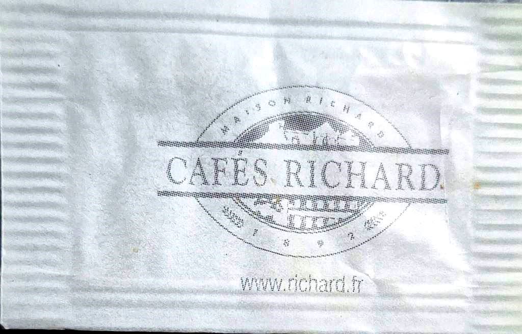 Sachets d'édulcorant de la marque de café RICHARD de France.