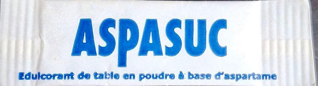 Sachets d'édulcorant de la marque d'édulcorant ASPASUC de France.